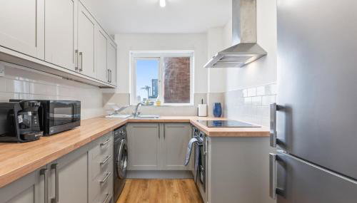 OPK STAYS - Stylish 2 bed Coventry train Station Apt, City Centre, Sleeps 4, FREE Parking, Free Netflix - Foto 3