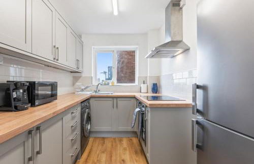 OPK STAYS - Stylish 2 bed Coventry train Station Apt, City Centre, Sleeps 4, FREE Parking, Free Netflix - Foto 12