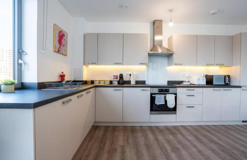 Central Wembley Stadium Luxe Stay with Pool Table - Foto 53