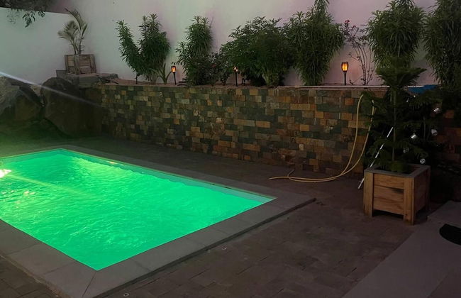 Spacious 4-bed Villa in Flic en Flac Roof top bar - Photo 12