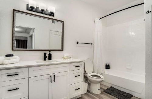 Boulevard Stays Quiet Modern 2BR Pickleball Pool Parking Gym 06 - Foto 19