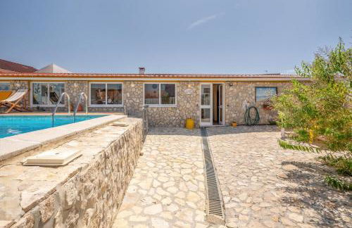 Eclectic oasis with poolside charm in Arranhó - Foto 25