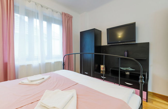 Modern Apartment - Photo 13