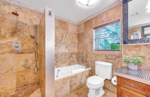 Steps to Beach, Pool, Backyard Oasis, Game Room - Foto 4