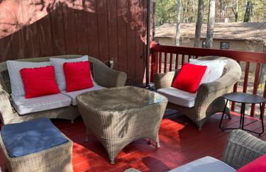 Poconos Chalet -Kayaks- HotTub-Karaoke-Lake - Foto 25