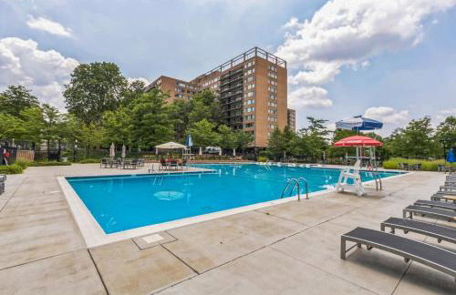 Large 3 bedroom Family Suite, Private Balcony, 5 min to DCA, Gym, Pool and more! - Photo 10