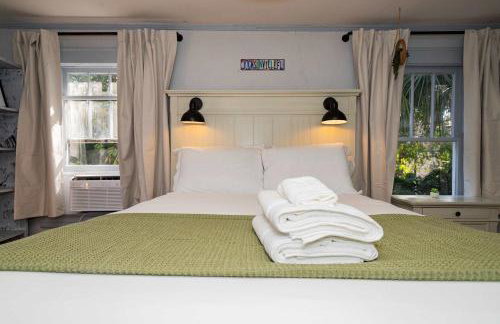 Bright and Sunny Springfield Carriage House - Photo 14