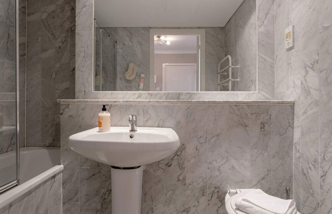 Bright, Modern One-bed With Stunning View of Thames - Foto 19