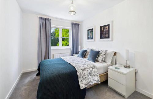3 bed modern townhouse with self check in, sleeps 6, 35mins direct train to London Waterloo, zone 6 - Photo 7