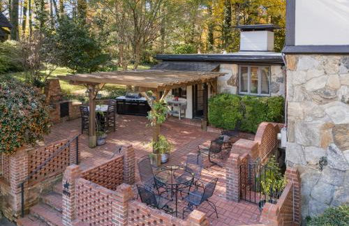 Stylish Mountain Retreat with Sunroom and Pergola - Foto 79