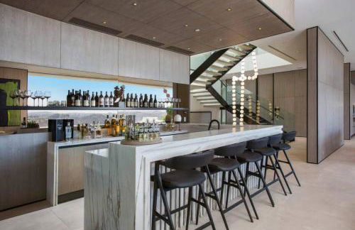 Ultra-Luxurious BH Estate with Pool, Theatre, Views - Foto 25