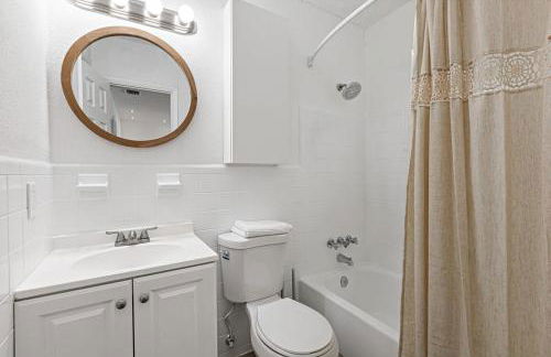 Stylish 2 BR Condo - Close to Riverwalk - Foto 47