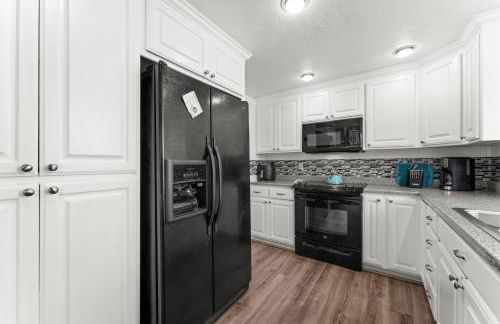 Colorful and Cozy Haven with Heated Pool - Foto 29