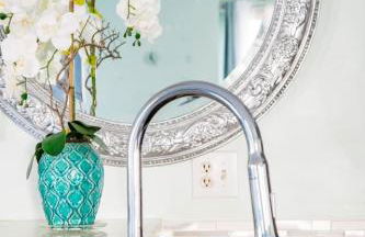 Glamorous Regal Design Home with Private Patio and Garage - Foto 10