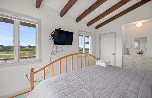 16612 - Stunning Home with Wraparound Deck Views of Bucks Creek and Nantucket Sound - Foto 16