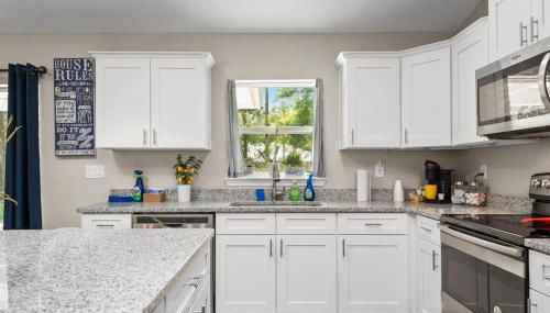 Pet-friendly, Heated Pool, Close to Everything 3 Bedroom Home - Foto 3, stove, dishwasher, pet friendly, minibar