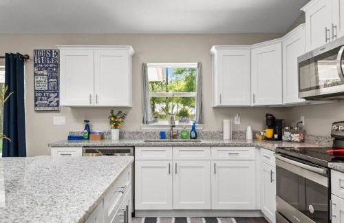 Pet-friendly, Heated Pool, Close to Everything 3 Bedroom Home - Foto 3