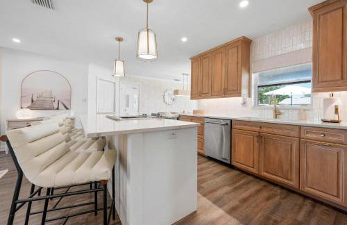 Bayside Hideaway! Private pool with water view and canal side dock! Available for Summer! - Foto 14