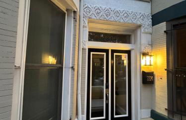 Classy Victorian Brownstone Subway Shopping - Photo 5