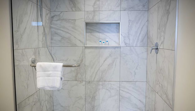 Capital Emerald Line 1 bed by YourHost - Foto 3, Baño