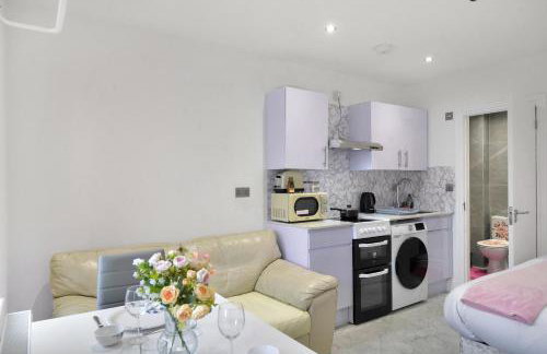 Uxbridge Studio – Private Driveway Parking - Foto 12