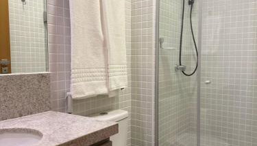 Espaço inteiro suíte de hóspedes em Salvador Brasil - Foto 5, towels, Shower