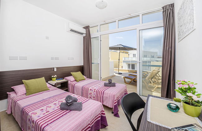 Summer Breeze Penthouse with large Terrace and Hot Tub by Getaways Malta - Foto 4