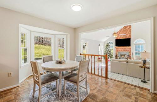 Bright Family Retreat with Private Backyard & Loft - Foto 22