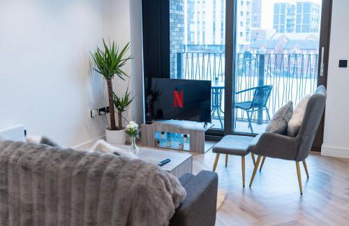 Luxury 2 Bed Apartment, with a balcony city & canal view in Manchester City Centre! - Foto 33