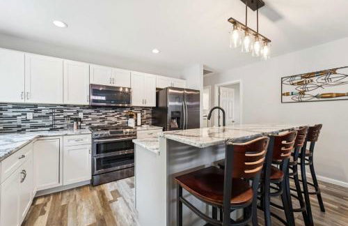 Spacious 3BR Lakefront Cottage with Stunning Views - Foto 9