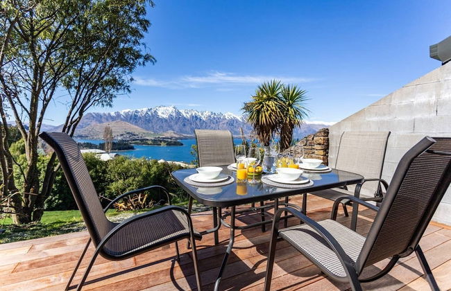 Amazing Lake View Spacious Townhouse with Parking - Photo 20