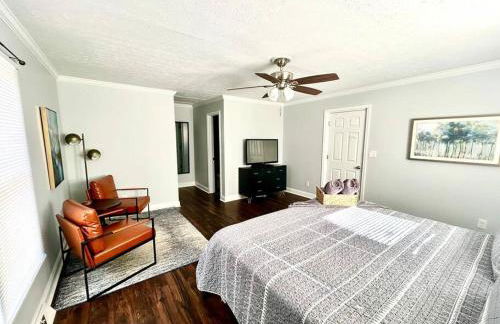 Downtown Charm, 3 Bdr, Near Rest and Bars - Photo 15