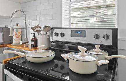 Comfy Modern Farmhouse Cottage w/ Private Patio! - Foto 11