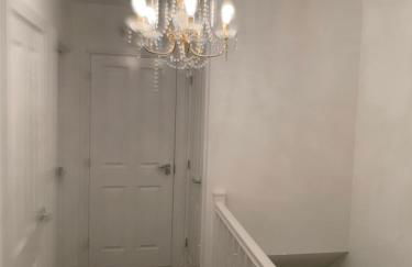 LUXURY 3 BED HOME with MULTIPLE FREE PARKING BAYS Early Check-in Late Check- Out Allowed - Foto 17