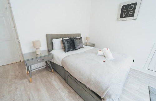 Top Floor 1BR Wishaw Flat with Parking - Foto 31