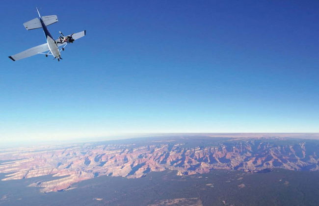 Salto en paracaídas en el Gran Cañón - Foto 1