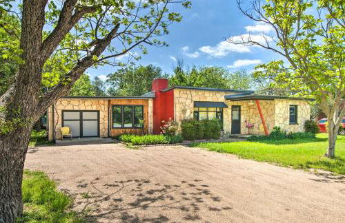 Remodeled Retro Home with Deck, Walk to Main Street! - Foto 1