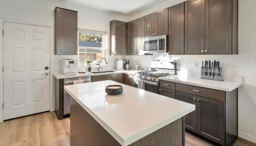 FLG Retreat - Modern Home with Mountain Views - Foto 5, stove, dishwasher, pet friendly, minibar