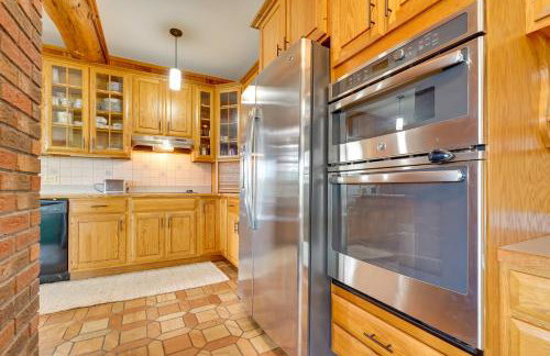 Porch and Views Queensbury Three Family Lakehouse - Foto 10