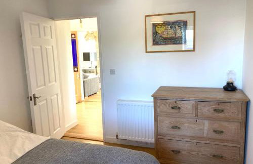 Lovely spacious flat with sea views, sunsets, garden and woodburner - Photo 20