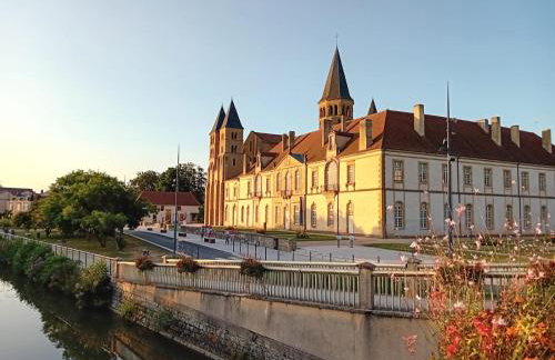 Big Townhouse In Paray Le Monial For 25 People - Foto 4