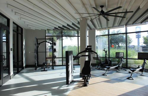 12 Min to Downtown with Pool, Balcony and Free Parking - Foto 4