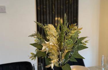 Lux 4 Bedroom House - Jacuzzi Bath Sleeps 9 Free Parking Near Leeds Centre - Foto 6