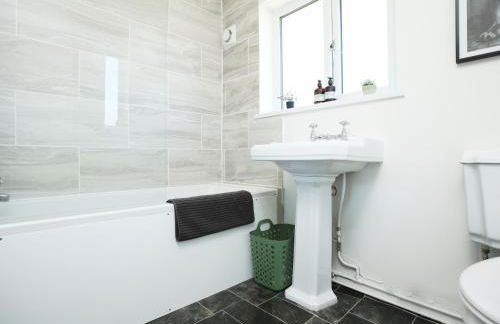 Homely ! Perfect for Contractors and Guests with Private off street parking - Foto 24