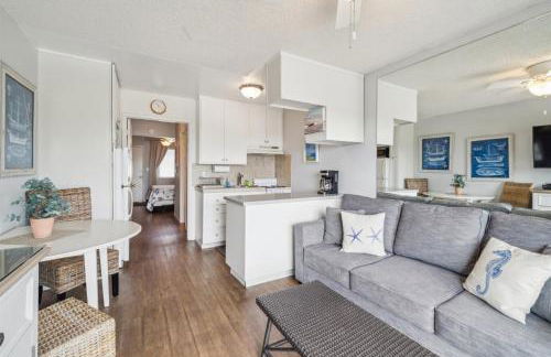 Beautiful 1 Bed Beach Balcony Condo #207 - Photo 4