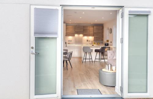 1 bed Albury Contemporary Apartment with Secure Parking - Pass the Keys - Photo 6