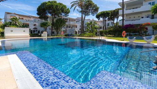 Elegant Marbella Apartment, 5-Pool Oasis, Sunlit Terrace, Garage - Photo 4