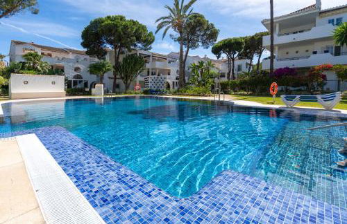 Elegant Marbella Apartment, 5-Pool Oasis, Sunlit Terrace, Garage - Photo 4