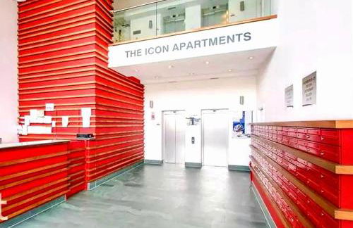 Modern 2 Bed Flat with parking Next to Basildon Station - Foto 2