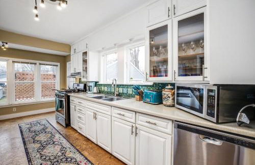 10 Mins To The Big House and Sleeps Up To 10 Guests - Foto 27